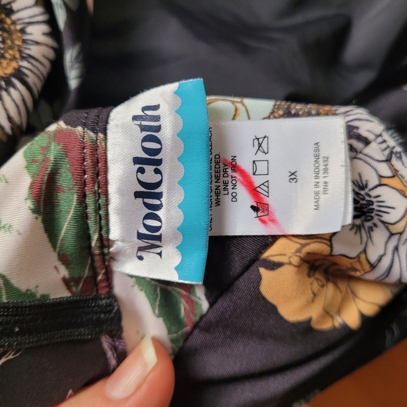 Modcloth Lauren Cross Back Floral Swimsuit - Picture 4 of 6